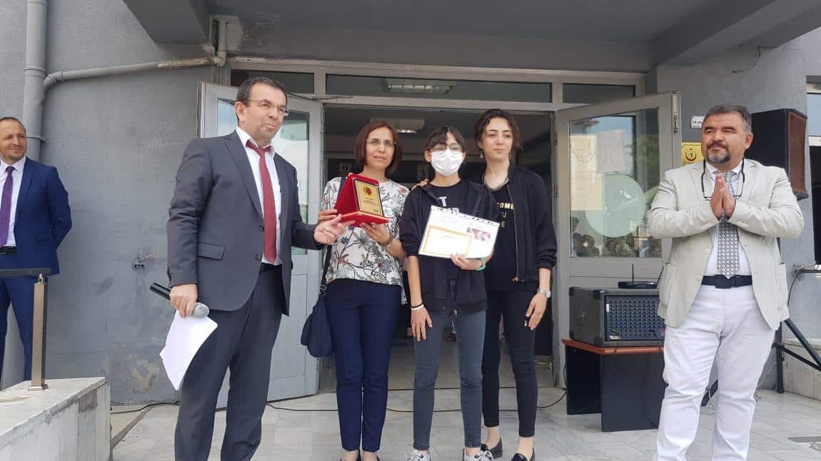LGS 2022 Sınavında Elif Bayram Türkiye 1.si oldu